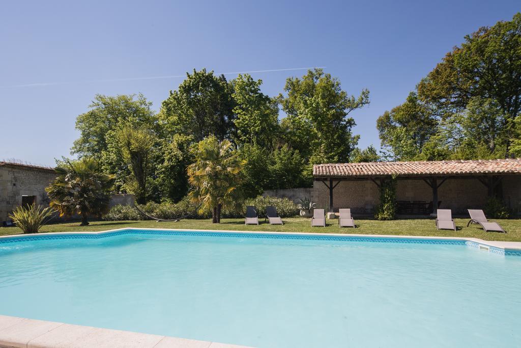 مبيت وإفطار Léoville Chateau De Puyrigaud المظهر الخارجي الصورة