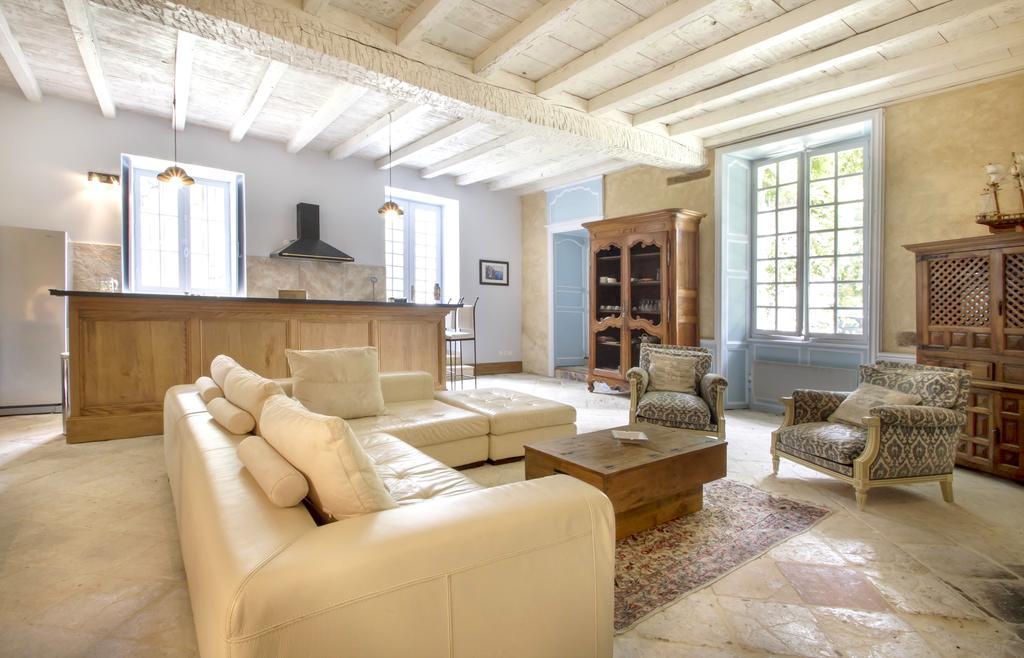 مبيت وإفطار Léoville Chateau De Puyrigaud المظهر الخارجي الصورة
