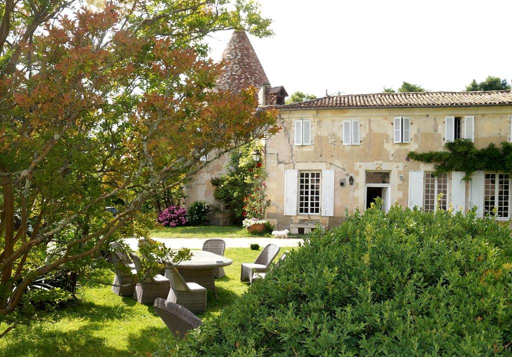 مبيت وإفطار Léoville Chateau De Puyrigaud المظهر الخارجي الصورة