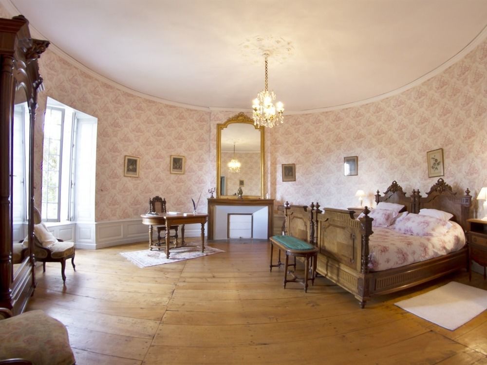 مبيت وإفطار Léoville Chateau De Puyrigaud المظهر الخارجي الصورة